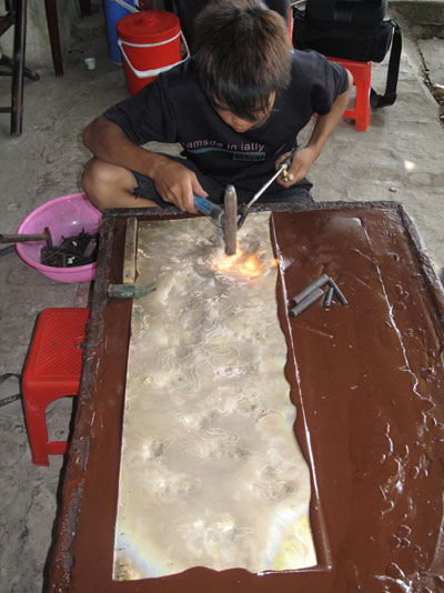 銅を鋳造する村ダイバイ